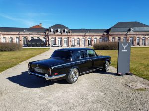 Schwetzinger Schloss mit altem Rolls-Royce davor