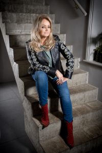 Die Sängerin Bonnie Tyler auf der Treppe sitzend