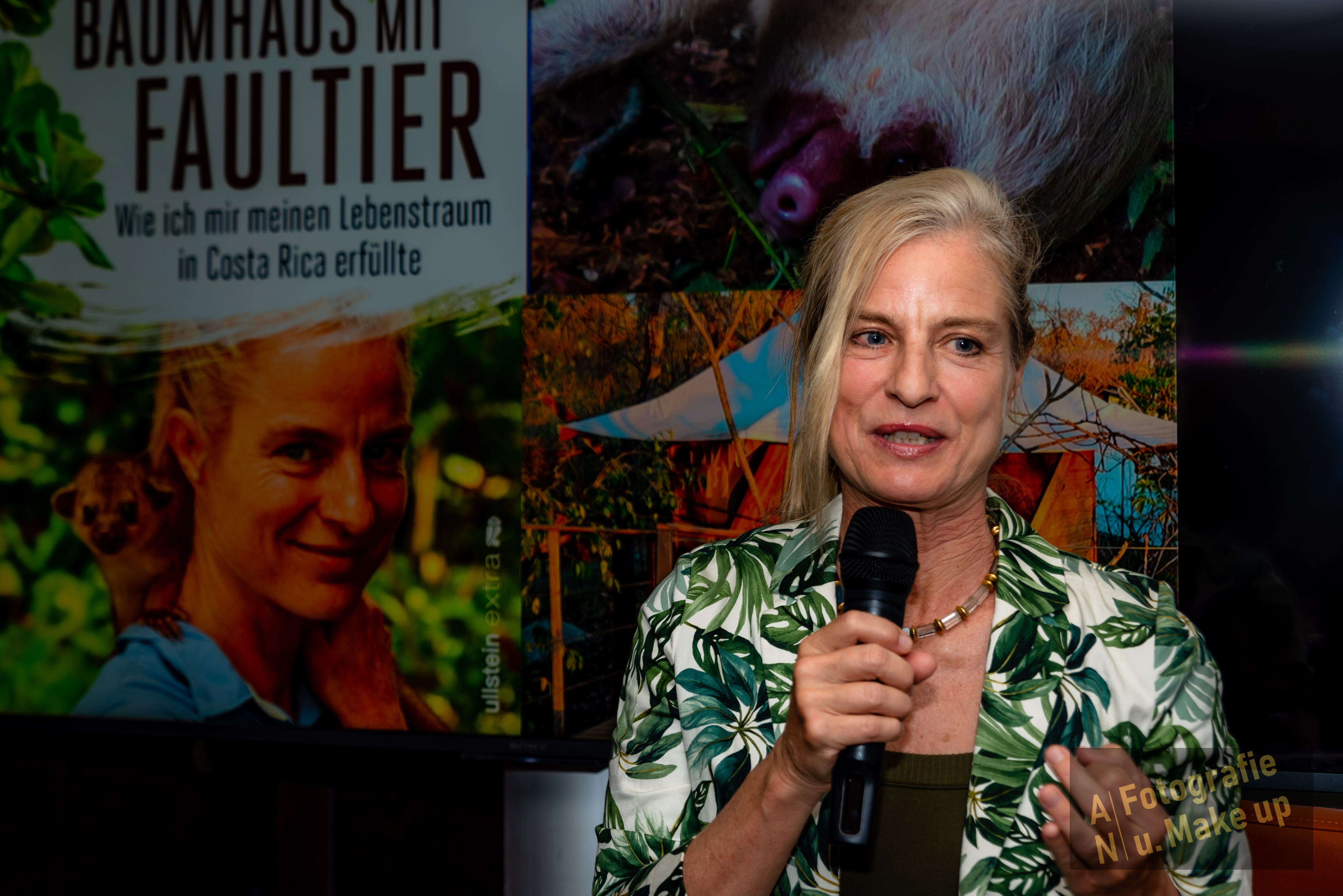 Dr. Ina Knobloch mit Mikrophon 3