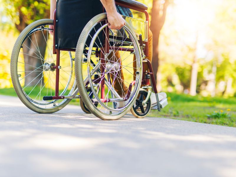 Rollstuhl schwierige Aufgabe für Morbus Perthes Kinder